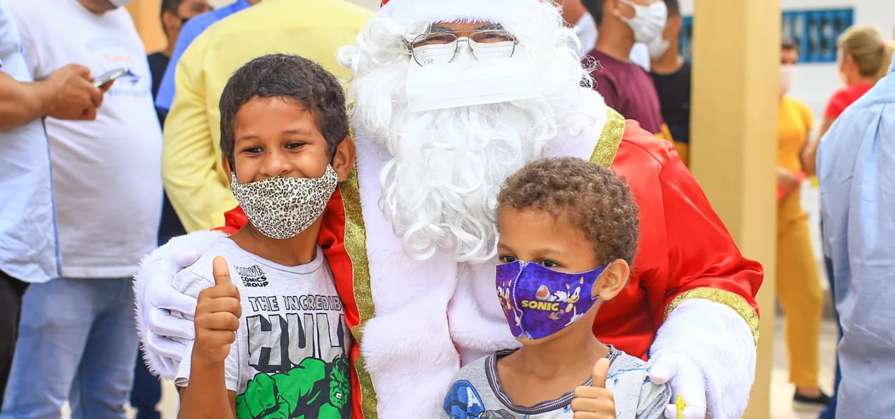 Crianças com o papai noel
