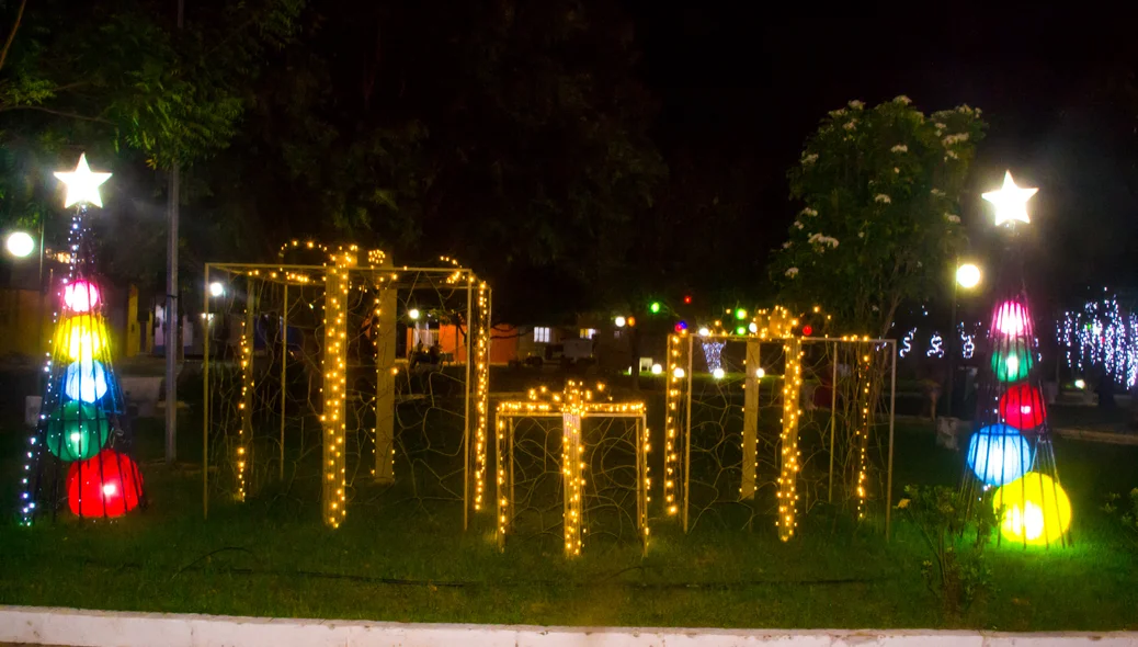 Decoração natalina é instalada em Joaquim Pires