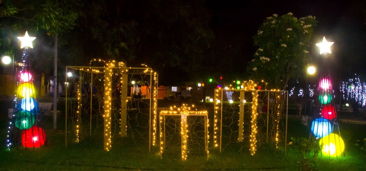 Decoração natalina é instalada em Joaquim Pires