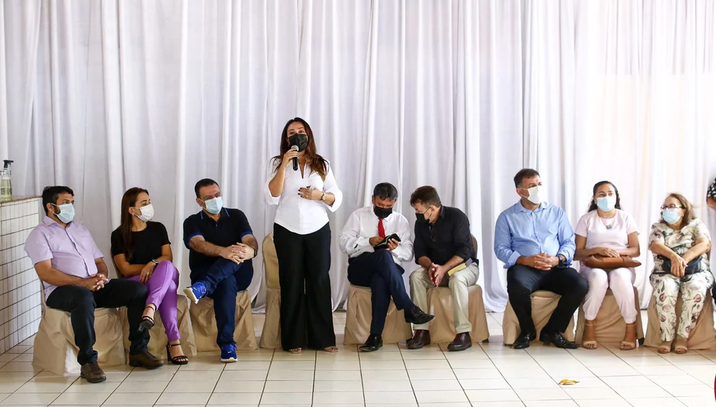 Deputada Rejane Dias durante visita a Casa do Oleiro.