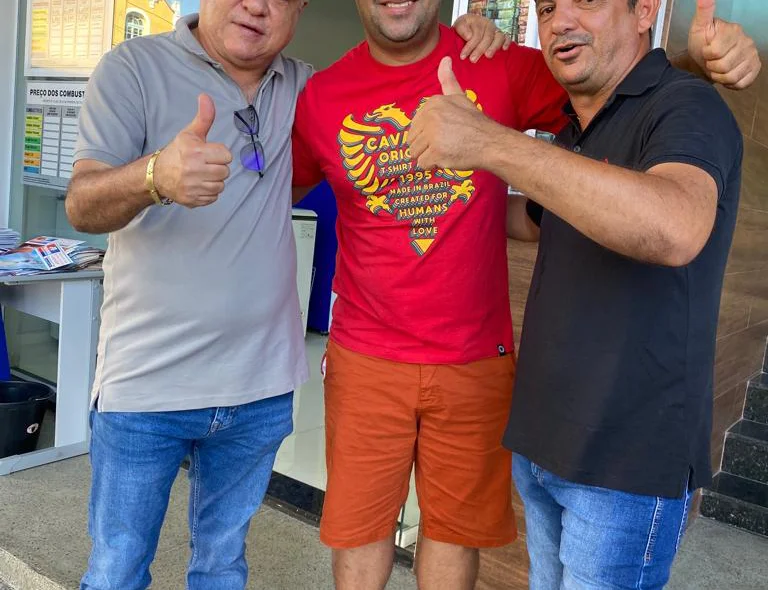 Deputado ao lado de amigos