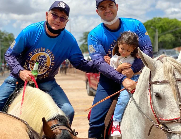 Deputado ao lado do filho João Mádison Filho e a neta Maria