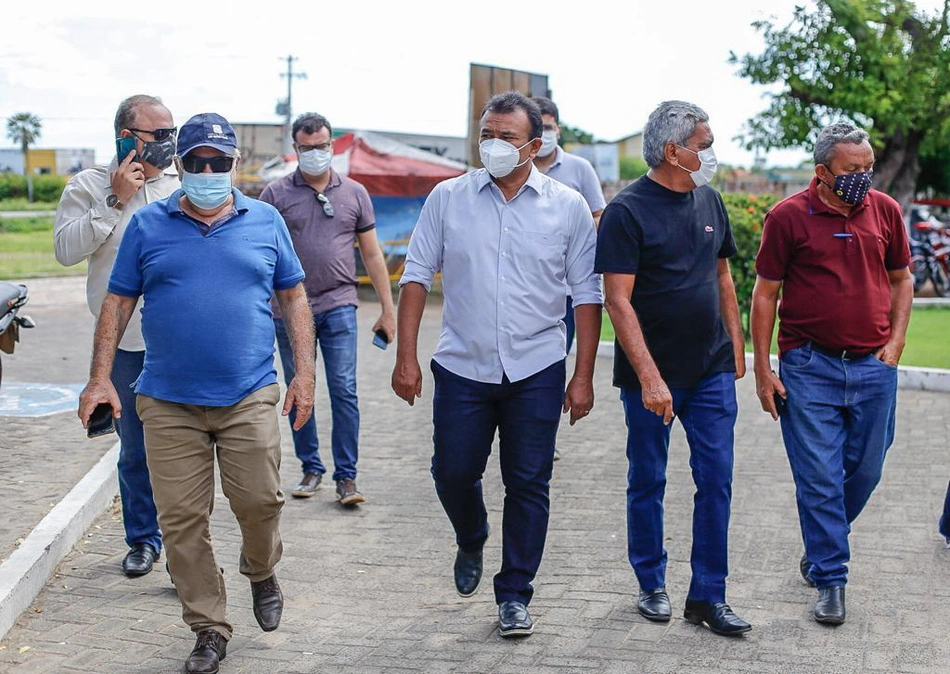 Deputado Fábio Abreu durante visita a obras