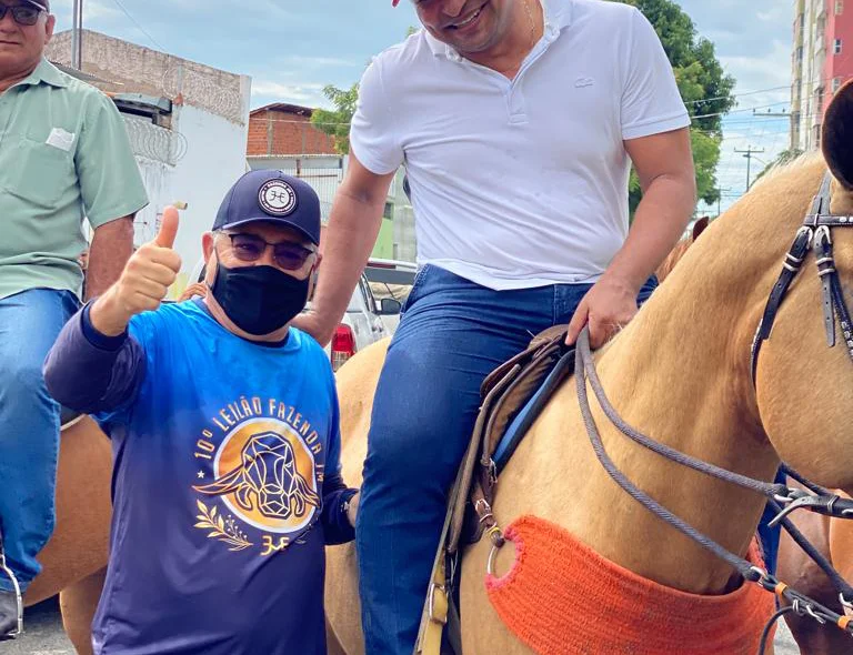Deputado João Mádison ao lado dos amigos