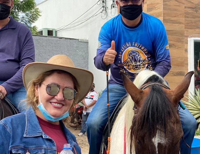 Deputado João Mádison e a secretária Simone Pereira