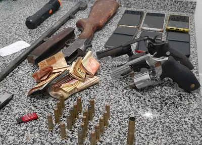 Dinheiro e armas apreendidas