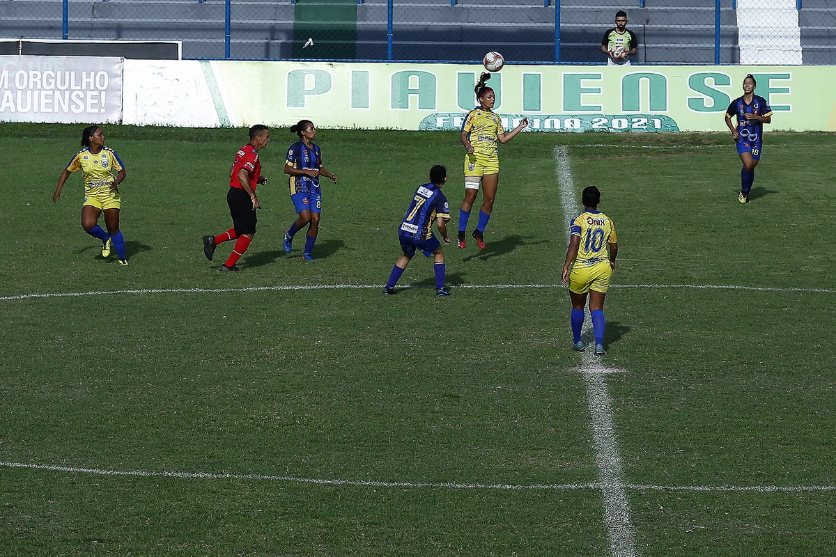 Disputa pela bola no segundo tempo