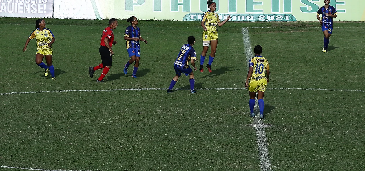 Disputa pela bola no segundo tempo