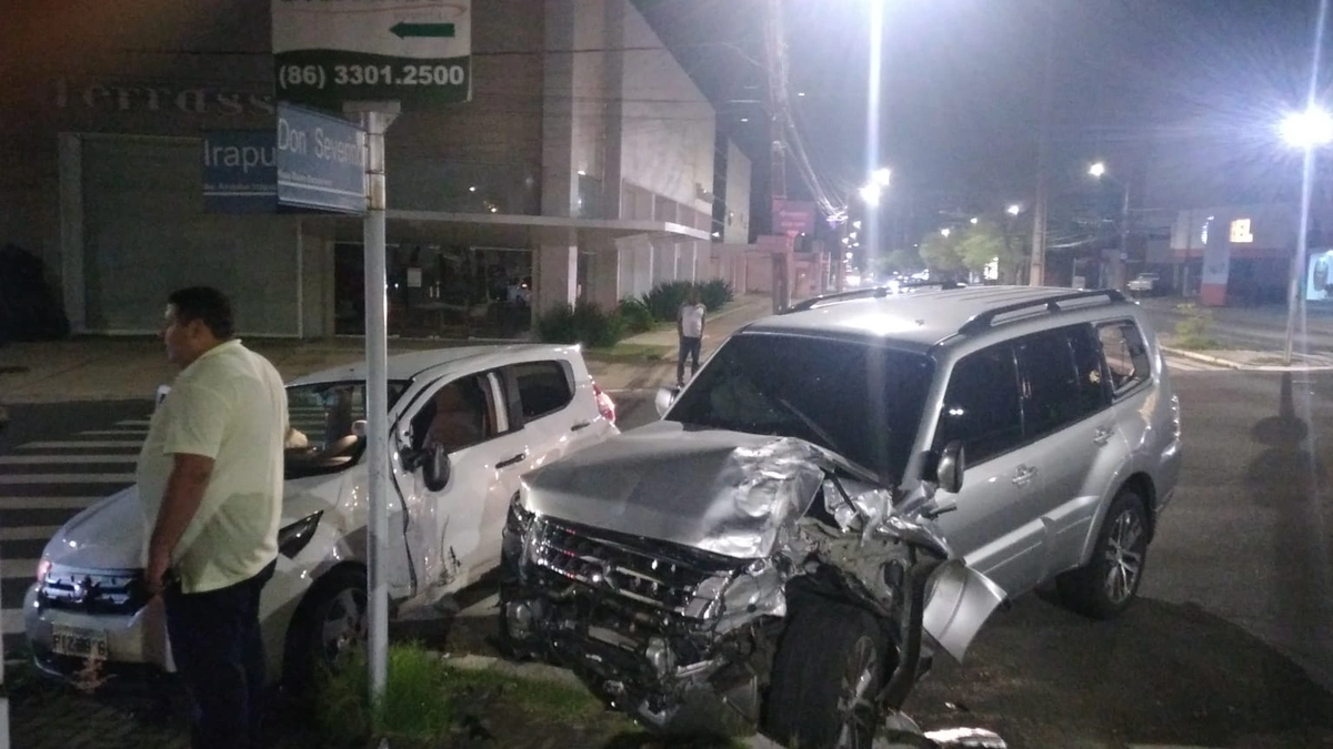 Dois dos três carros envolvidos no acidente