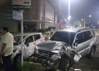 Dois dos três carros envolvidos no acidente