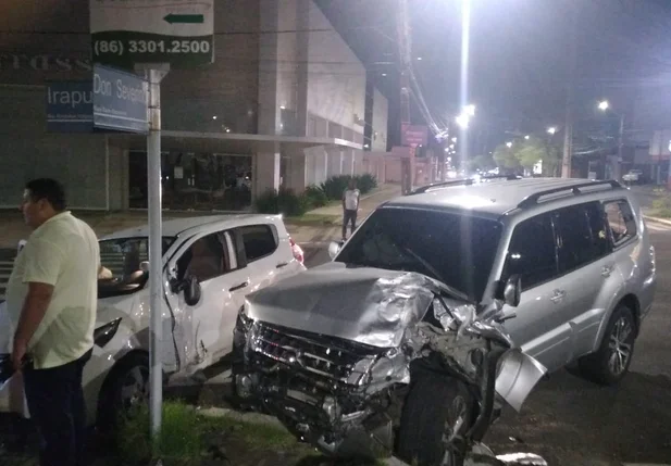 Dois dos três carros envolvidos no acidente