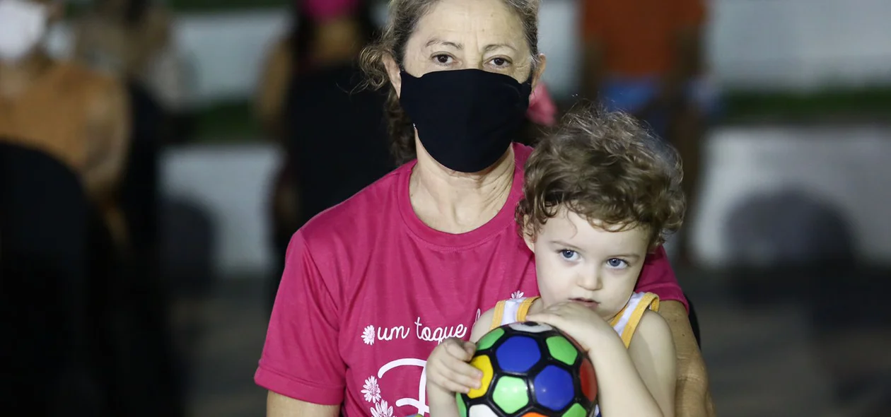 Dona de casa Maria Célia levou o neto