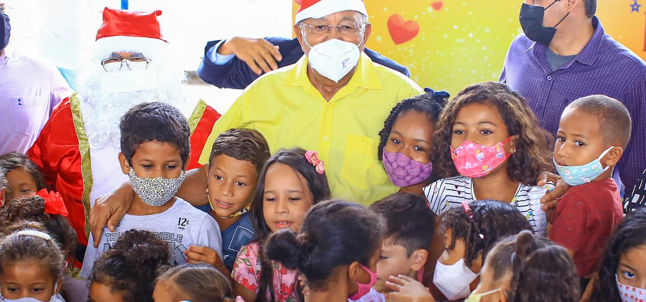 Dr. Pessoa abrançando crianças