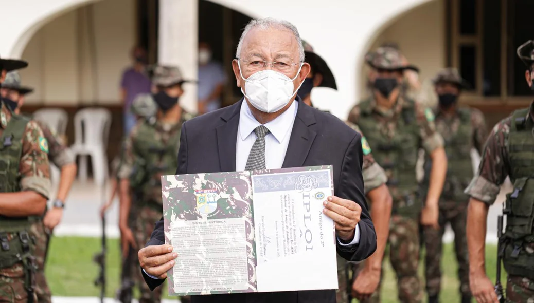 Dr. Pessoa agraciado com o diploma Amigo do Batalhão