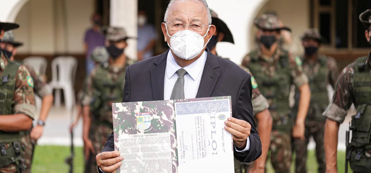 Dr. Pessoa agraciado com o diploma Amigo do Batalhão