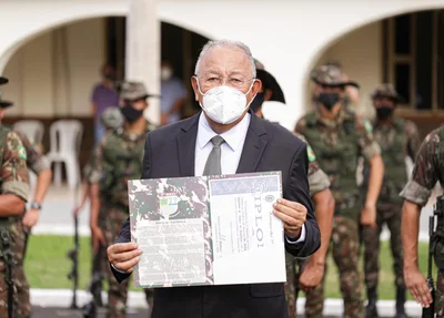 Dr. Pessoa agraciado com o diploma Amigo do Batalhão