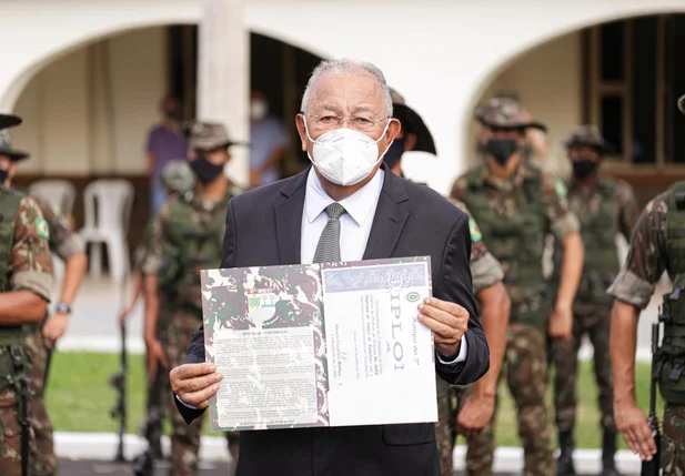 Dr. Pessoa agraciado com o diploma Amigo do Batalhão