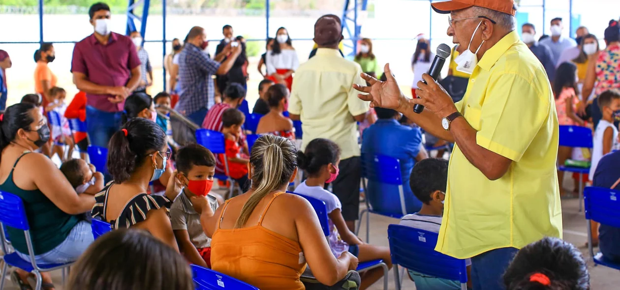 Dr. Pessoa conversando com os presentes