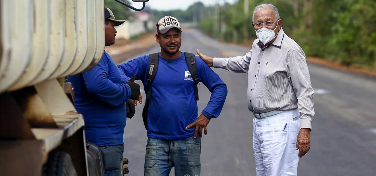 Dr. Pessoa cumprimenta funcionários