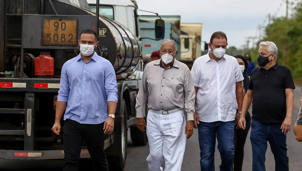 Dr. Pessoa visita obras de pavimentação no Polo Industrial Sul