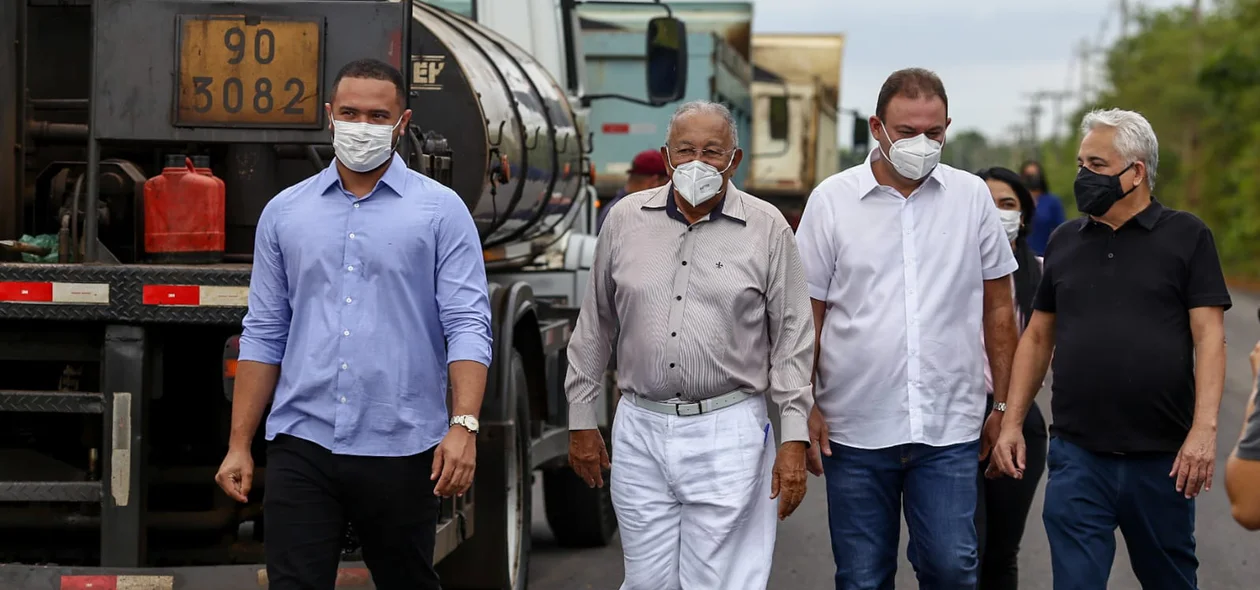 Dr. Pessoa visita obras de pavimentação no Polo Industrial Sul