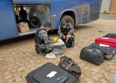 Droga foi encontrada dentro da mala de um dos passageiros em Simplício Mendes