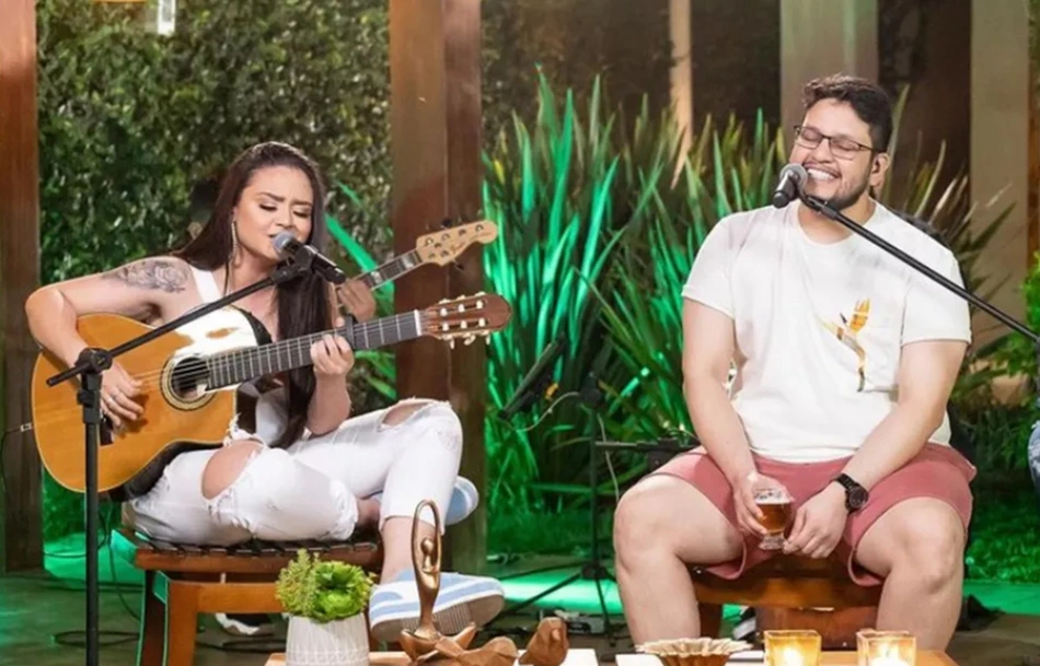 Dupla Luiza e Maurílio durante apresentação do sucesso Sextou com S de Saudade