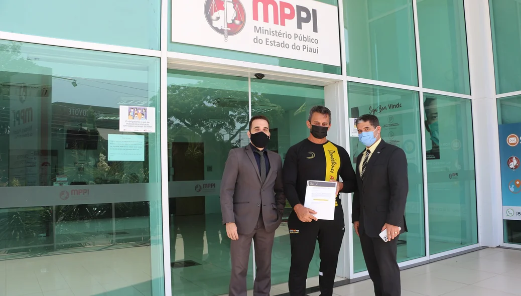 Empresários e advogados em frente ao MPPI