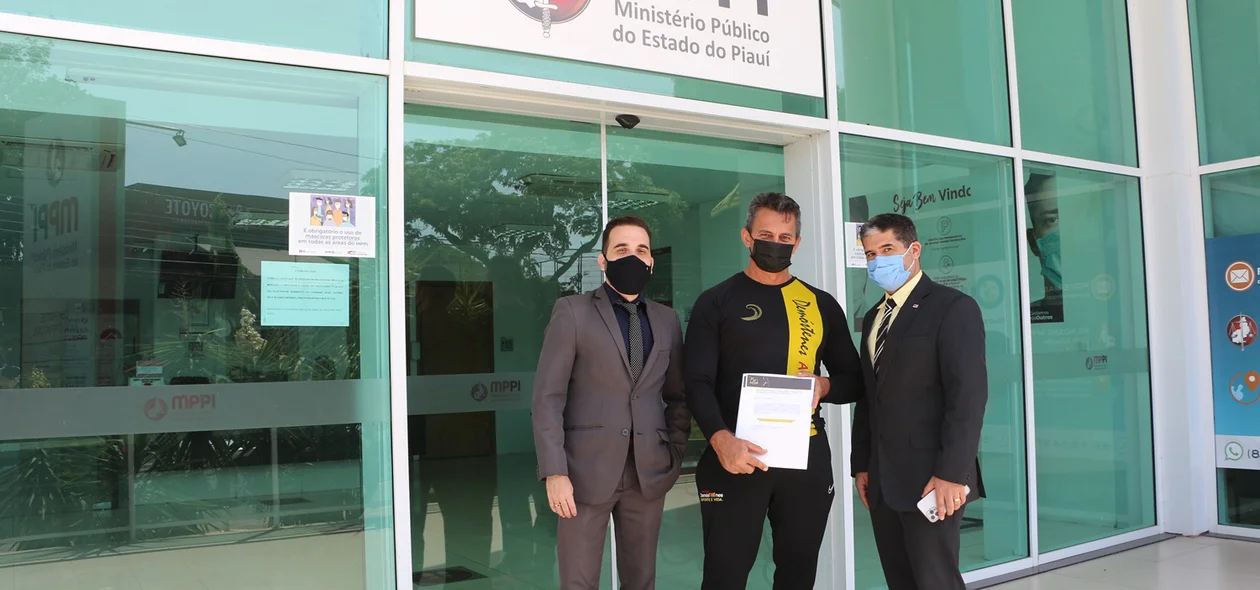 Empresários e advogados em frente ao MPPI