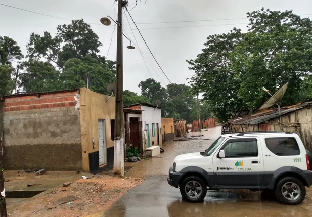 Enchentes deixam moradores ilhados em municípios da Bahia