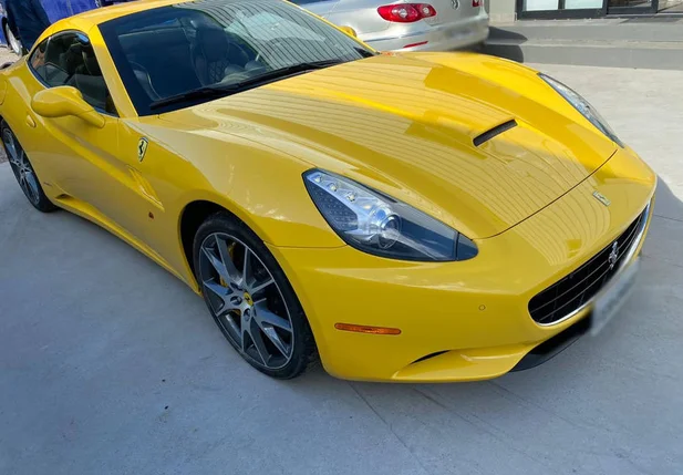 Entre os destaques dos leilões está uma Ferrari California L91 amarela