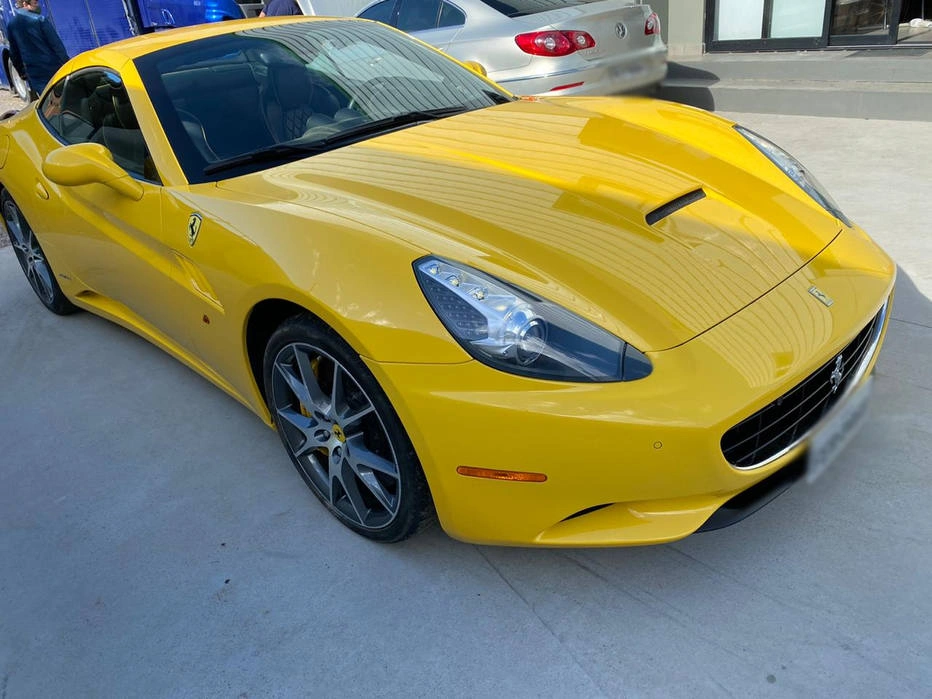 Entre os destaques dos leilões está uma Ferrari California L91 amarela