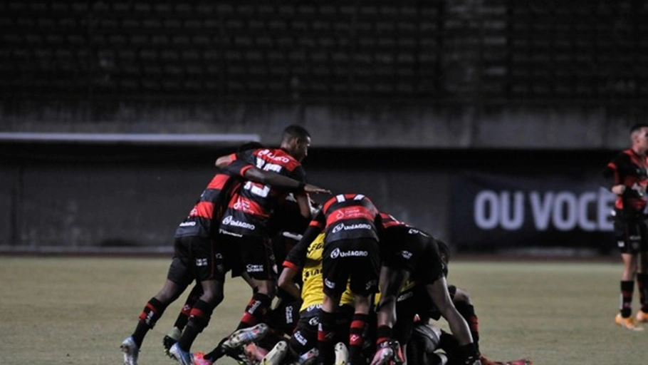 Equipe rubro-negra marcou aos 47 do segundo tempo, com o camisa 11, Alisson.