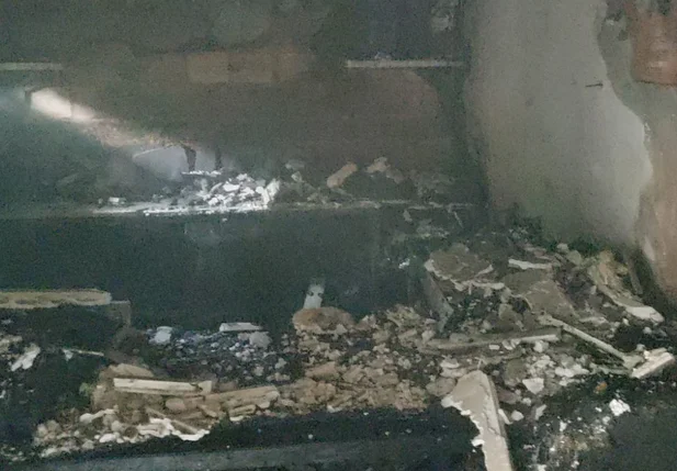 Escritório fica destruído após incêndio em Teresina