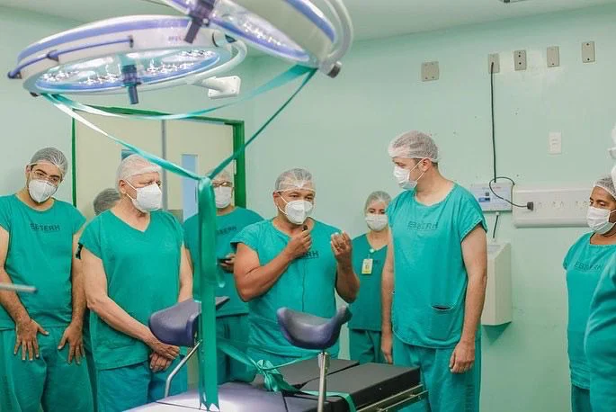 Fábio Abreu entrega equipamentos no Hospital Universitário