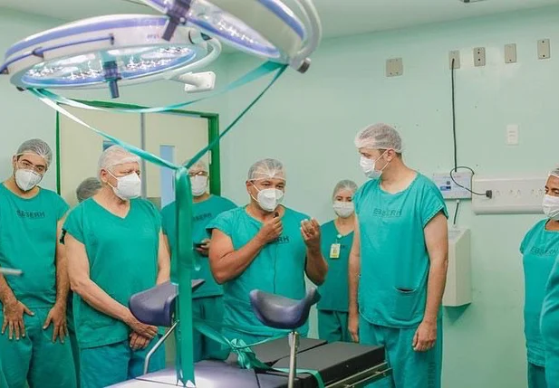 Fábio Abreu entrega equipamentos no Hospital Universitário
