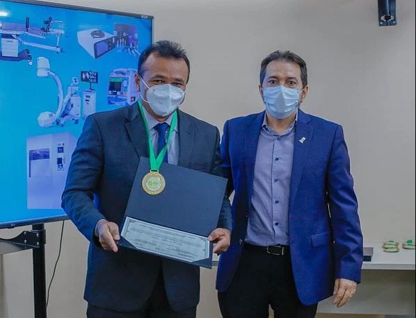 Fábio Abreu entrega equipamentos no HU