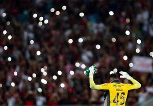 Flamengo é abraçado pela torcida em jogo contra o Ceará