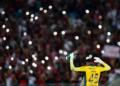 Flamengo é abraçado pela torcida em jogo contra o Ceará