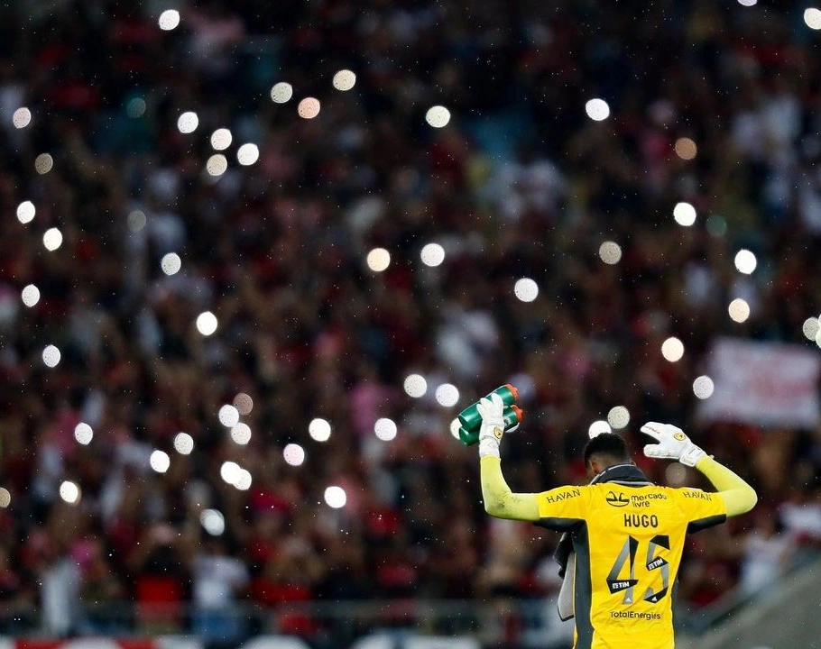 Flamengo é abraçado pela torcida em jogo contra o Ceará