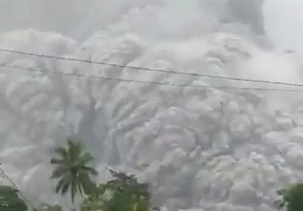Fumaça do vulcão em erupção