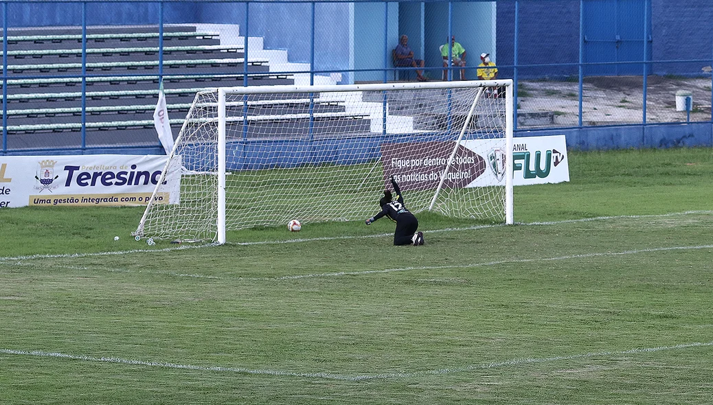 Goleira pegou o gol