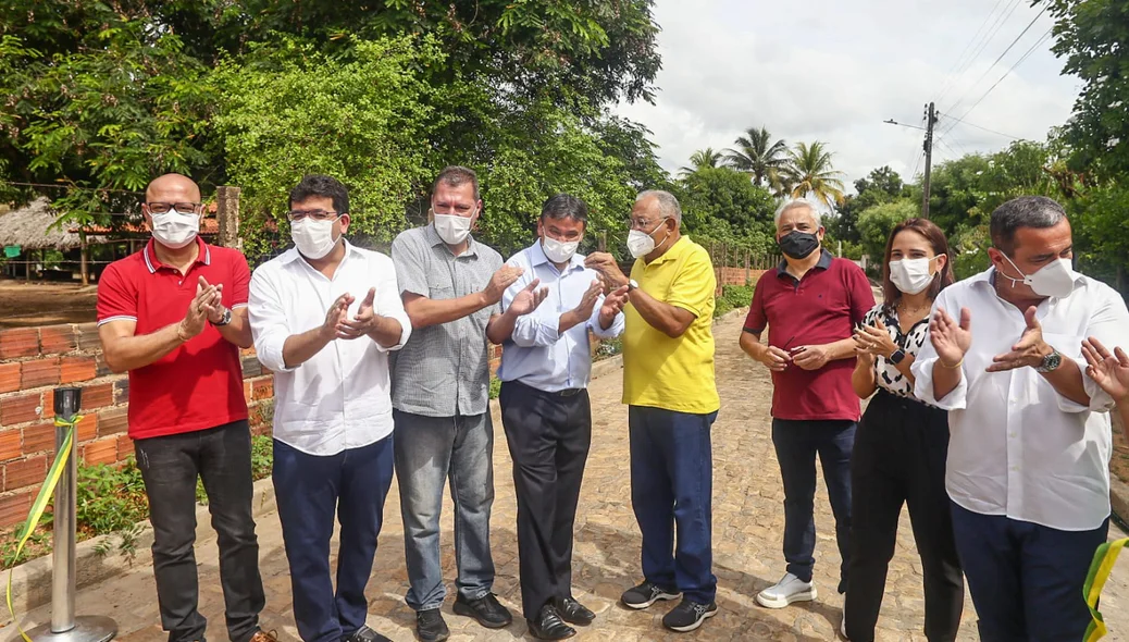Governador e Prefeito realizam entrega de calçamento na zona rural de Teresina
