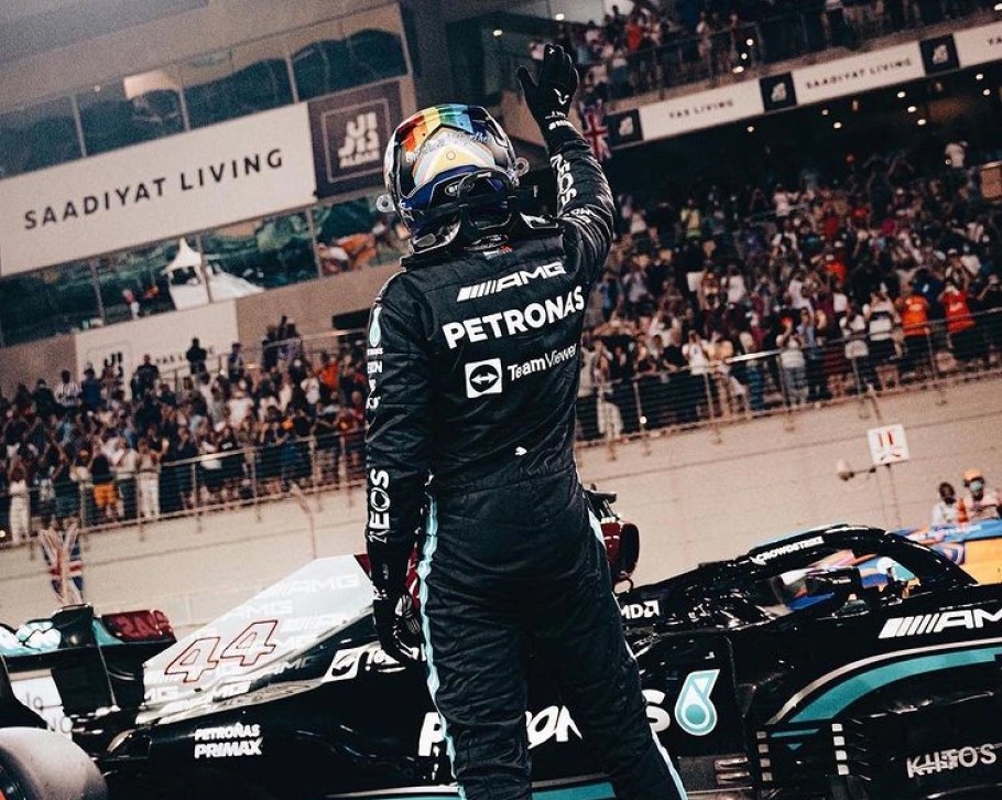Hamilton larga em 2º na corrida pelo título