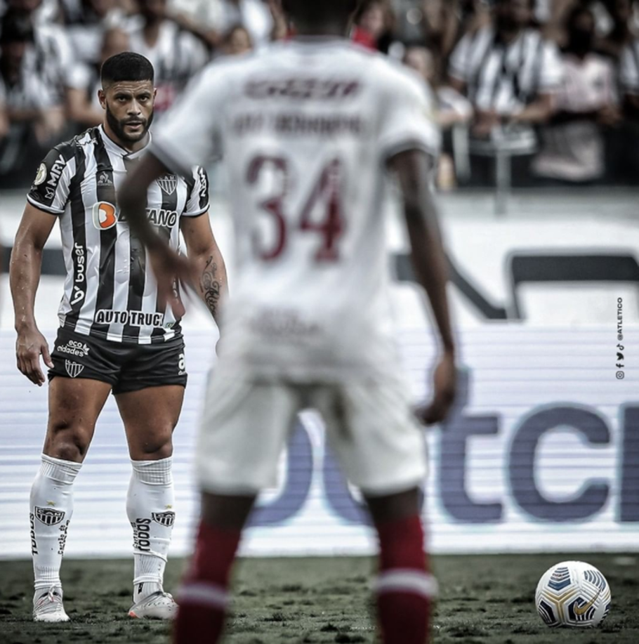 Hulk em cobrança de falta contra o Fluminense.