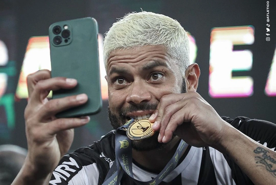 Hulk faz uma selfie após receber sua medalha de campeão brasileiro
