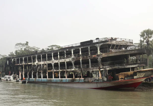 Incêndio em barco deixa ao menos 39 mortos em Bangladesh.