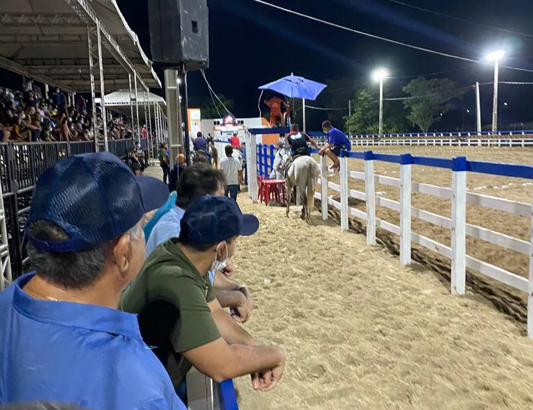 João Mádison acompanha corrida de cavalos em Passagem Franca