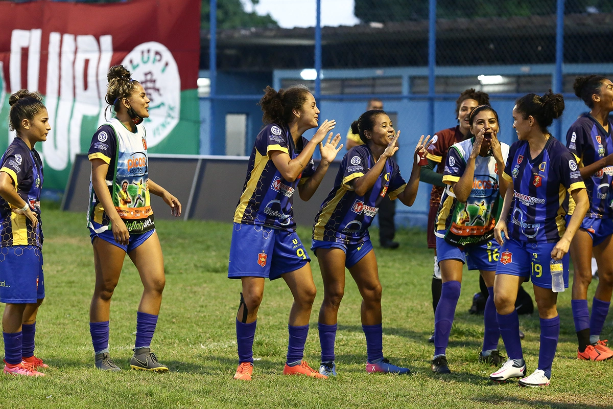Jogadoras dançando