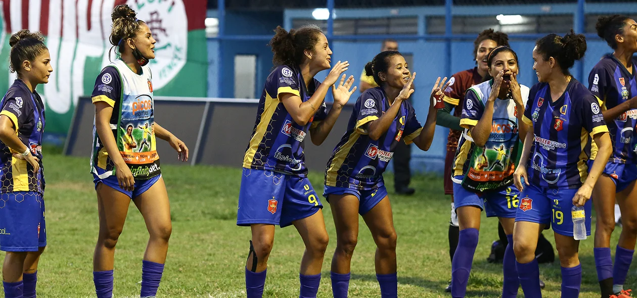 Jogadoras dançando